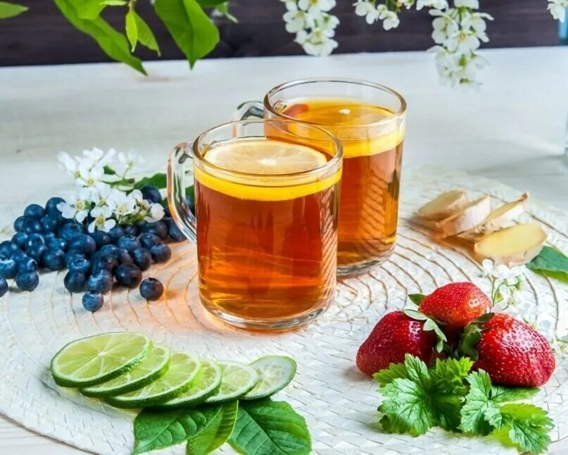 Вкусный и полезный напиток. Вкусный и полезный напиток. Молочные коктейли. Чашка чая с лимоном. Свежевыжатый овощной сок.