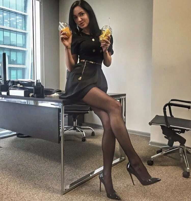 Офисные девушки. Красивая девушка в офисе. Красивые офисные девушки. Amateur leg