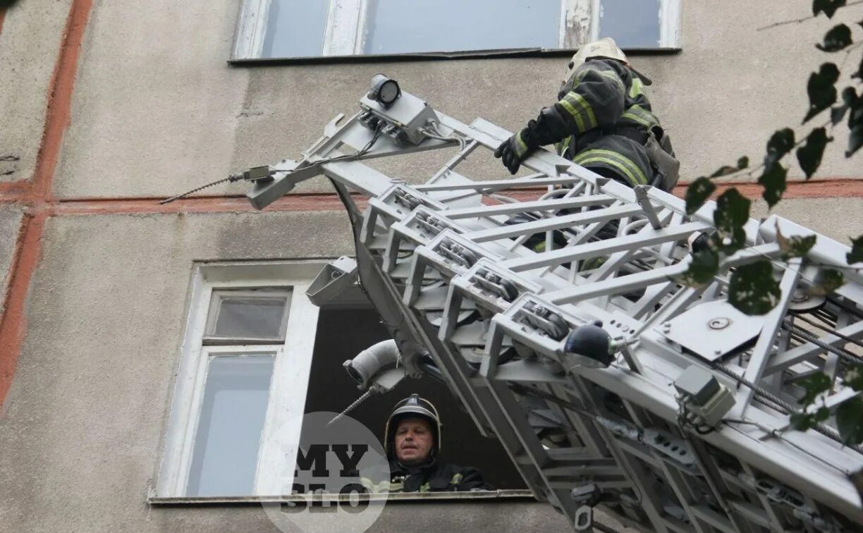 Разбитые окна. Разбитые окна. Развевающиеся занавески. Разбитое окно в доме. Стекло и стеклопакет.