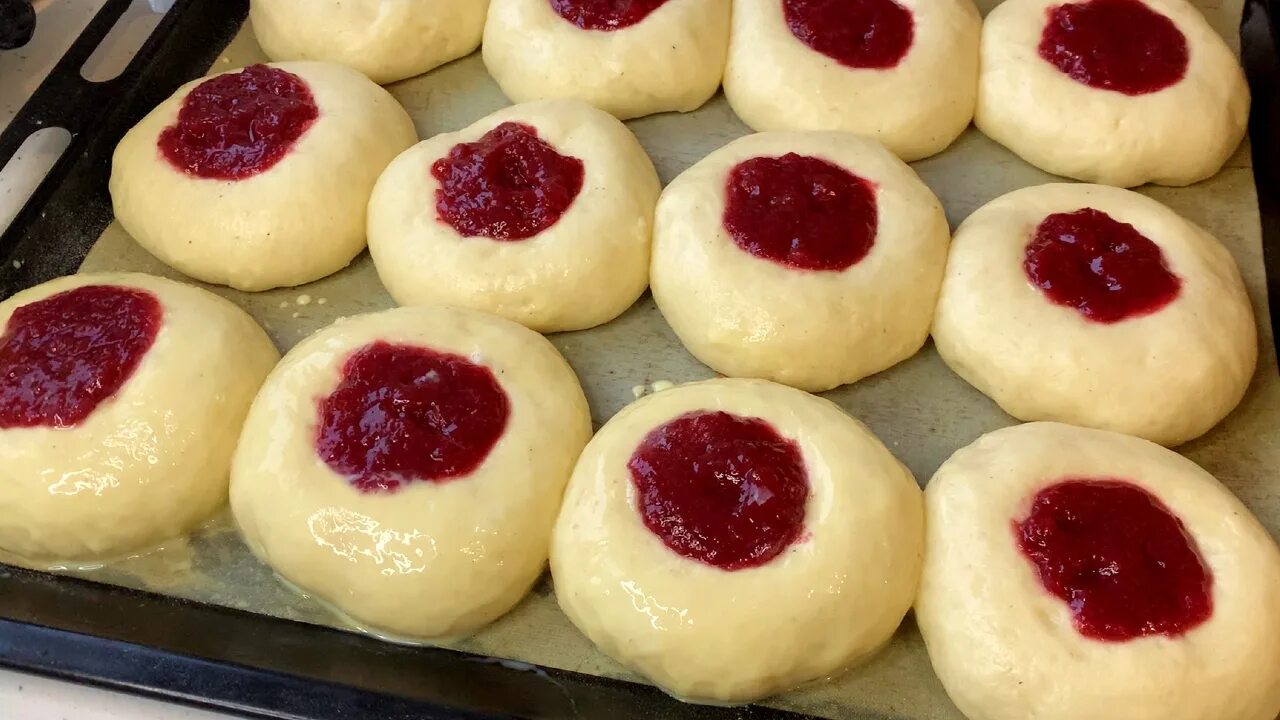 Ватрушка с клубникой. Ватрушка с малиной. Ватрушки с творогом и клубникой. Ватрушка с творогом и клубникой. Ватрушка с клубникой.