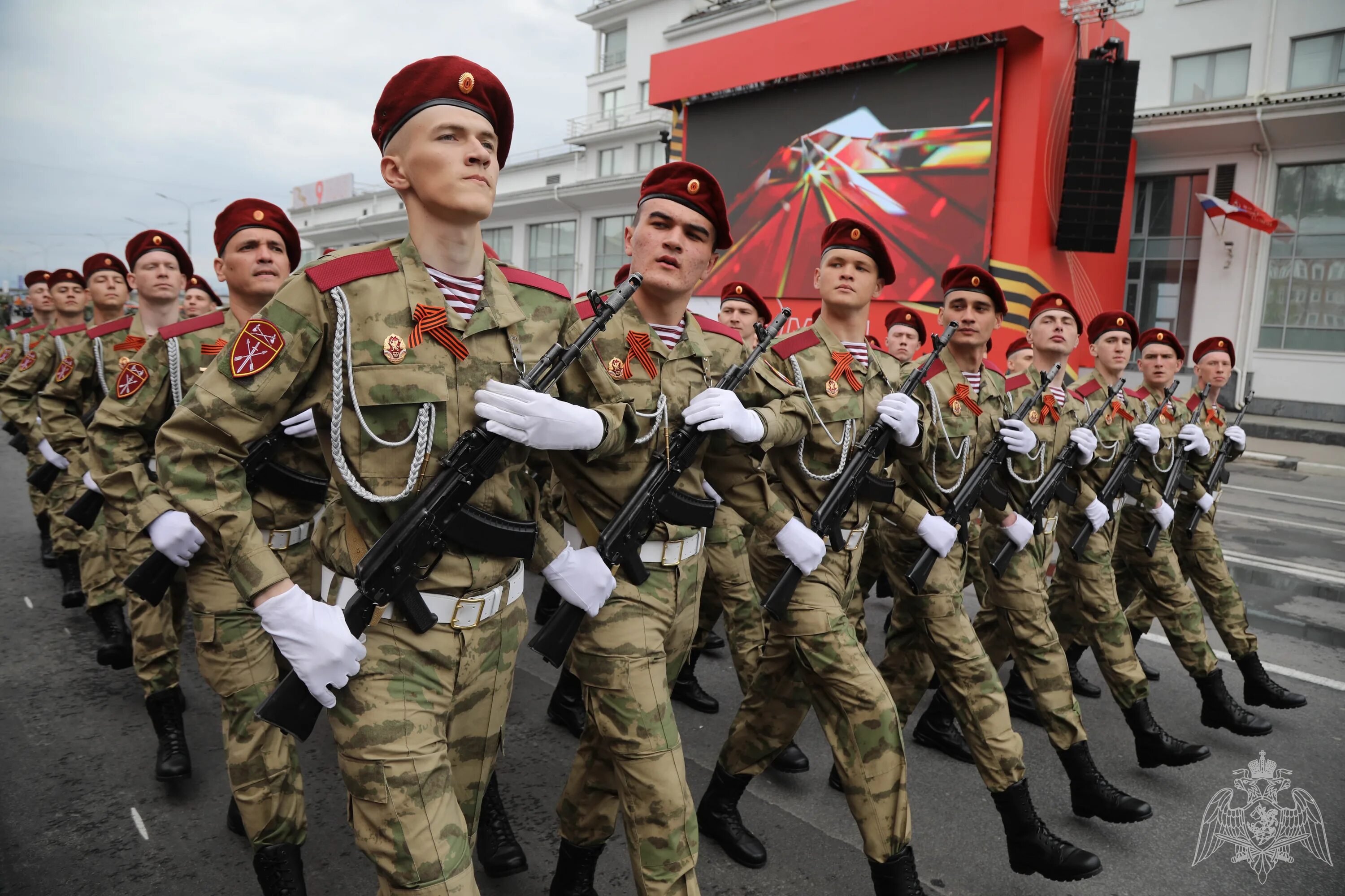 Народов росгвардия. ОДОН парад 2021. Форма национальной гвардии России 2022. Войска национальной гвардии Нижний Новгород. Спецназ на параде.