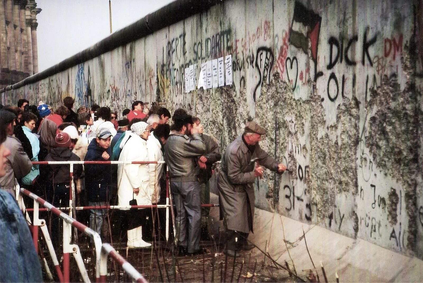 Падение берлинской стены 1989. 9 ноября 1989 берлинская стена. 9 ноября 1989 берлинская стена. Берлинская стена 1989. Берлинская стена была разрушена в году.