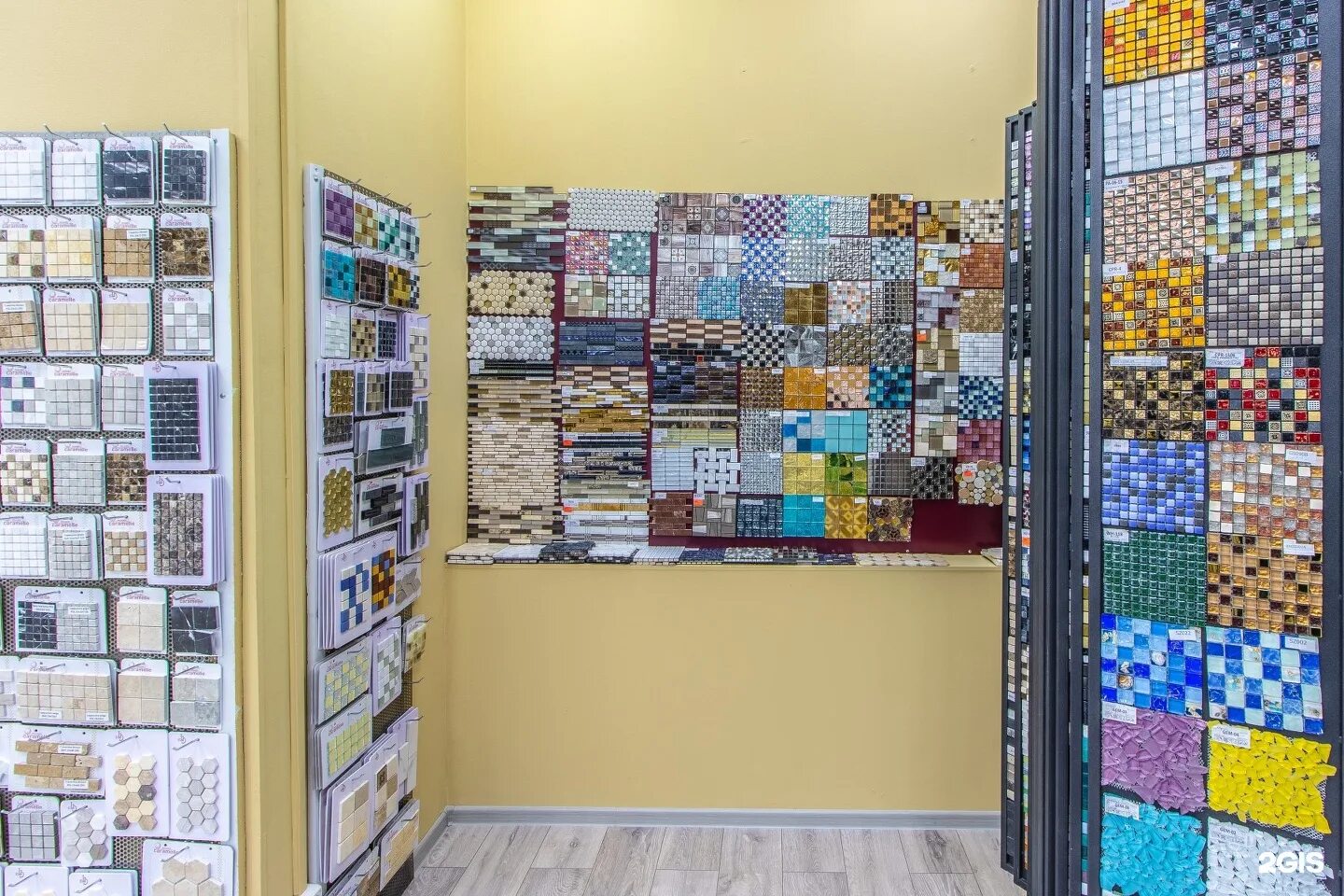 салон керамической плитки. плитказавр магазин плитки. цемсис реклама. завод цемсис. выбор спб плитка.