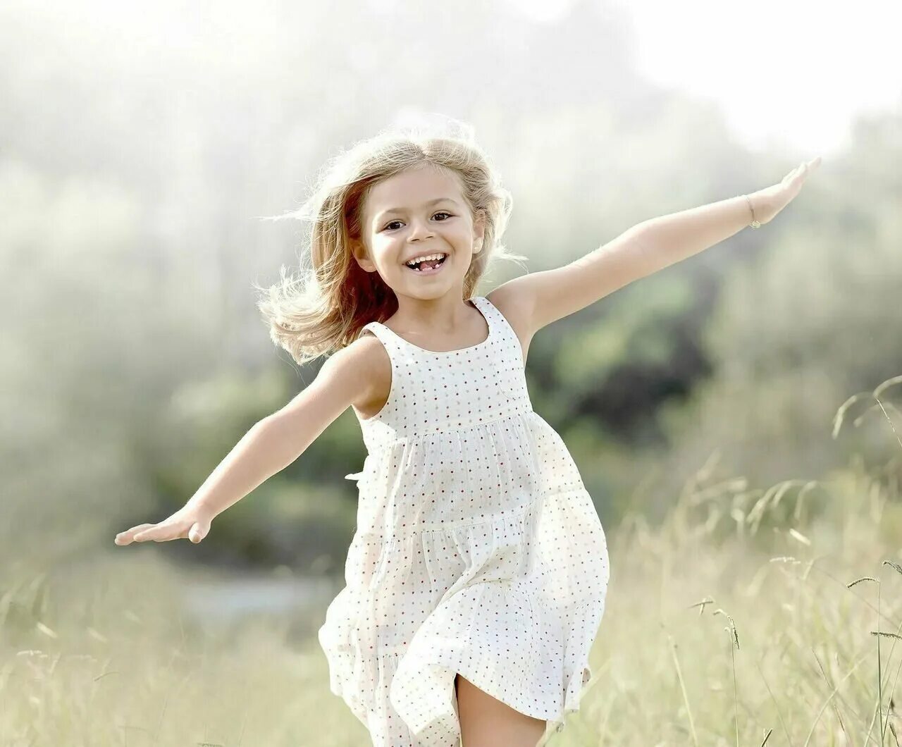 Дети солнца. Девочка радуется. Девочка радуется. Дети радуются жизни. Радостная девочка.