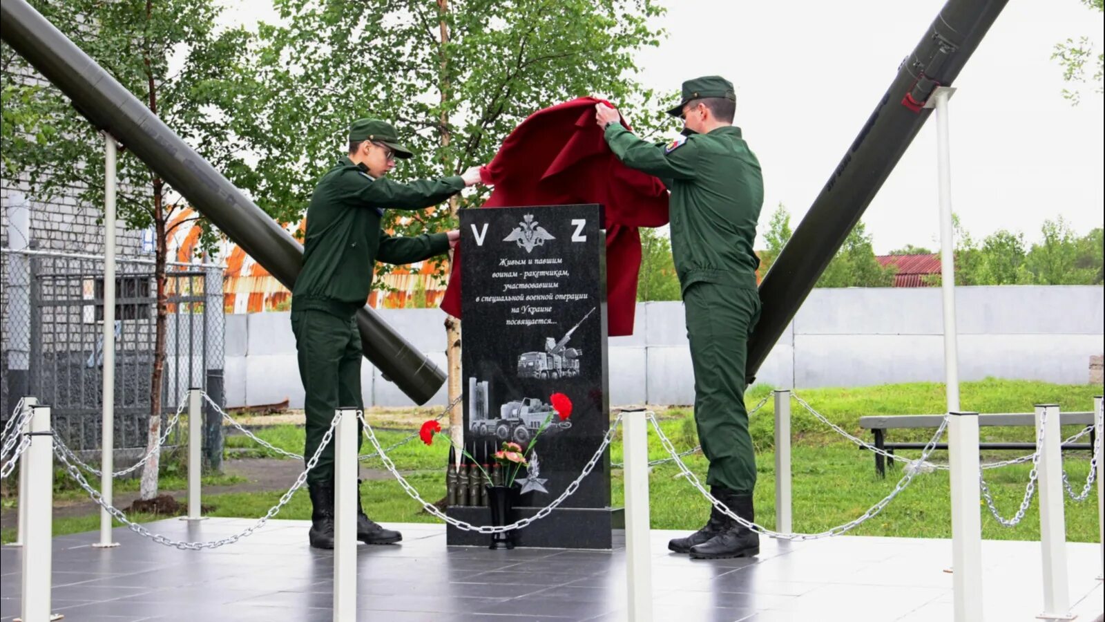 Участник сво мурманская область. Военные памятники. Памятник военнослужащий сво. Открыли памятник. Арт объект посвященный участникам специальной военной операции.