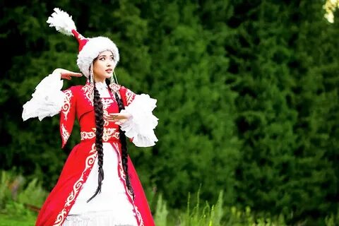 Девушка в казахском национальном костюме