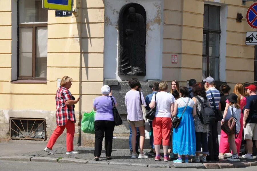 1 июля день достоевского. работник музея. день достоевского 2023. городские каникулы питер. день достоевского 2023.