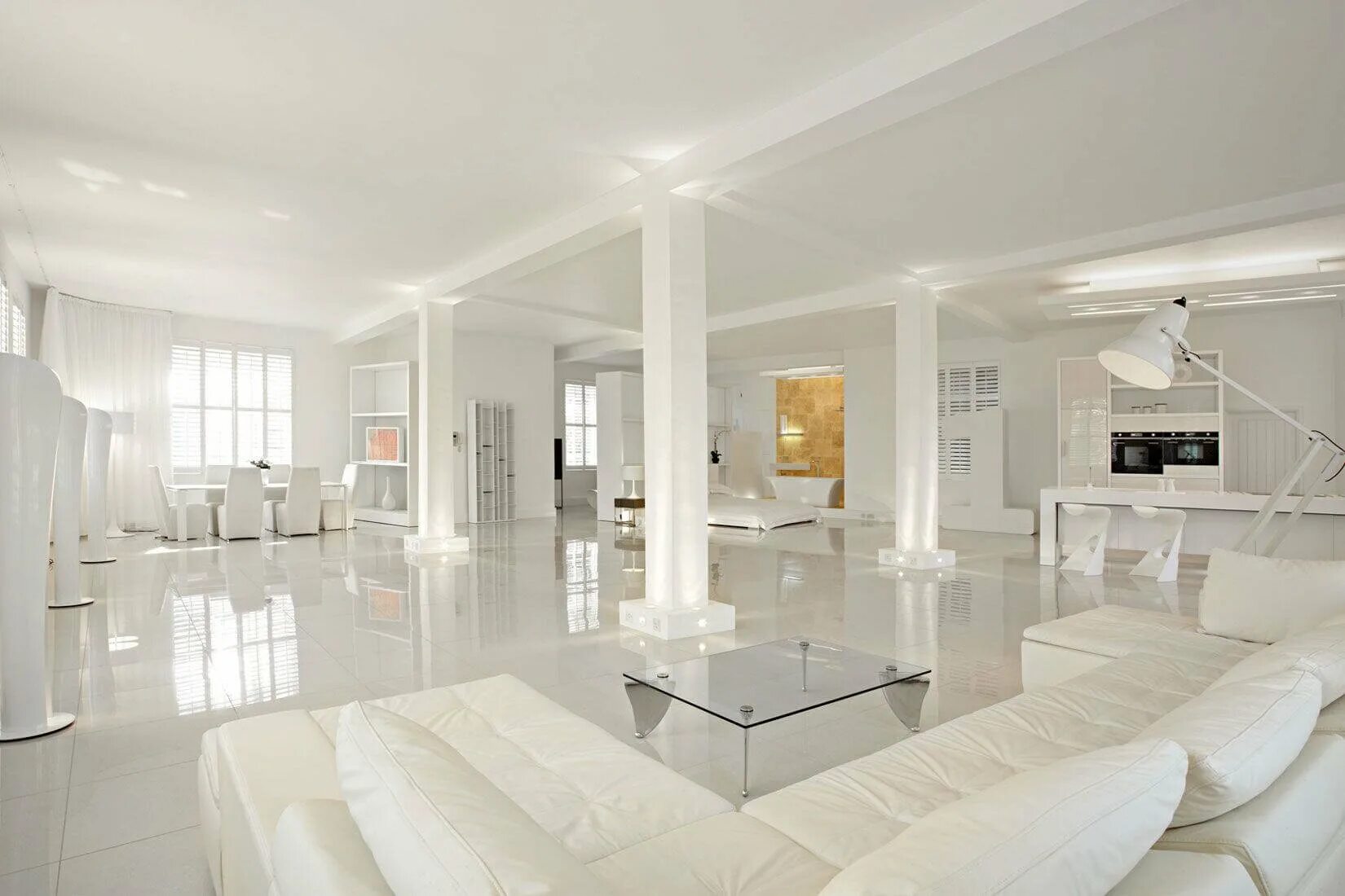 Дизайн интерьера белый. Белый интерьер. Белый интерьер квартиры. Большая гостиная в белых тонах. Полностью белый интерьер.