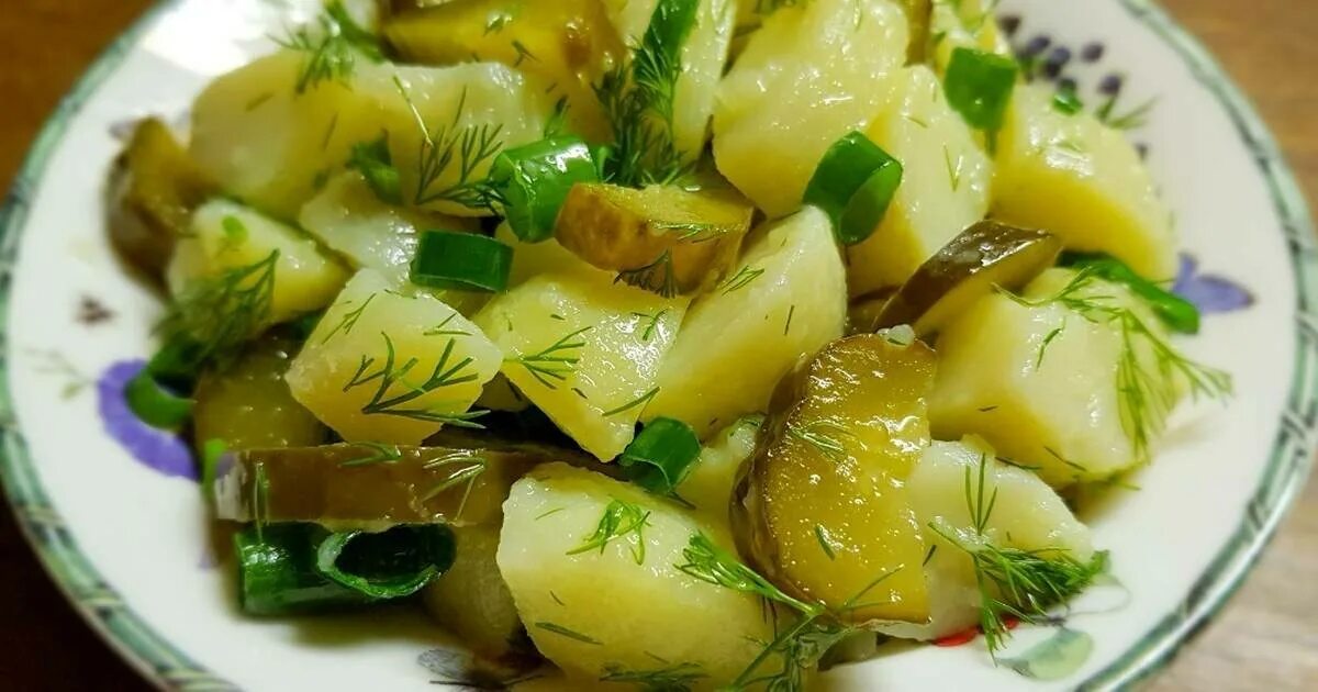Салат с вареной картошкой и солеными огурцами