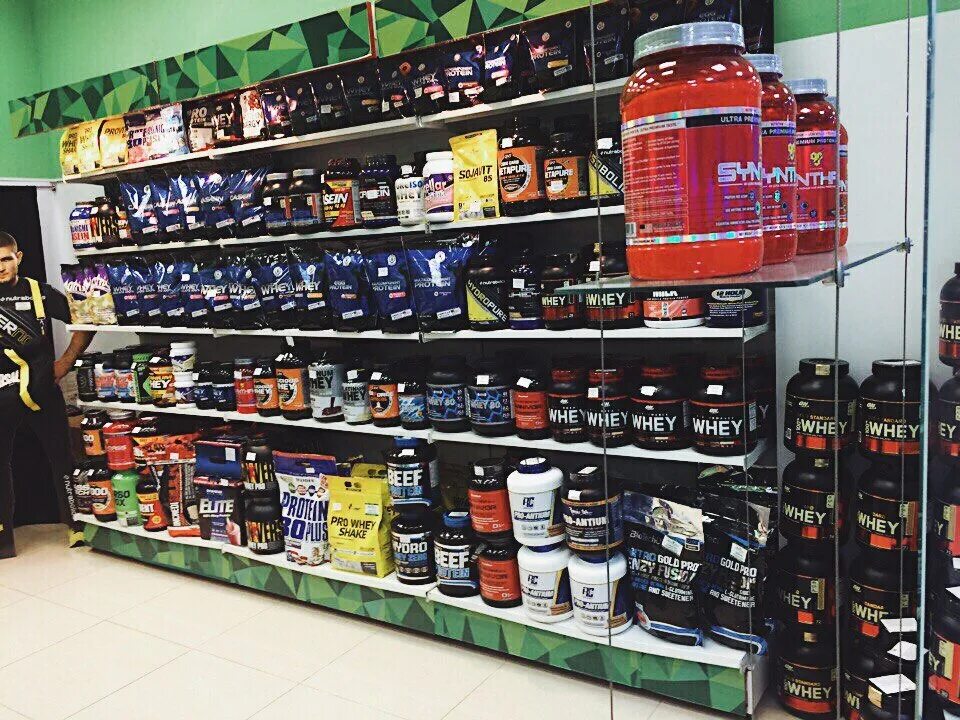 Интересные стойки в магазинах. Метро спорт магазин. Fitnessbar logo. Метро спорт магазин. Спорт магазин.