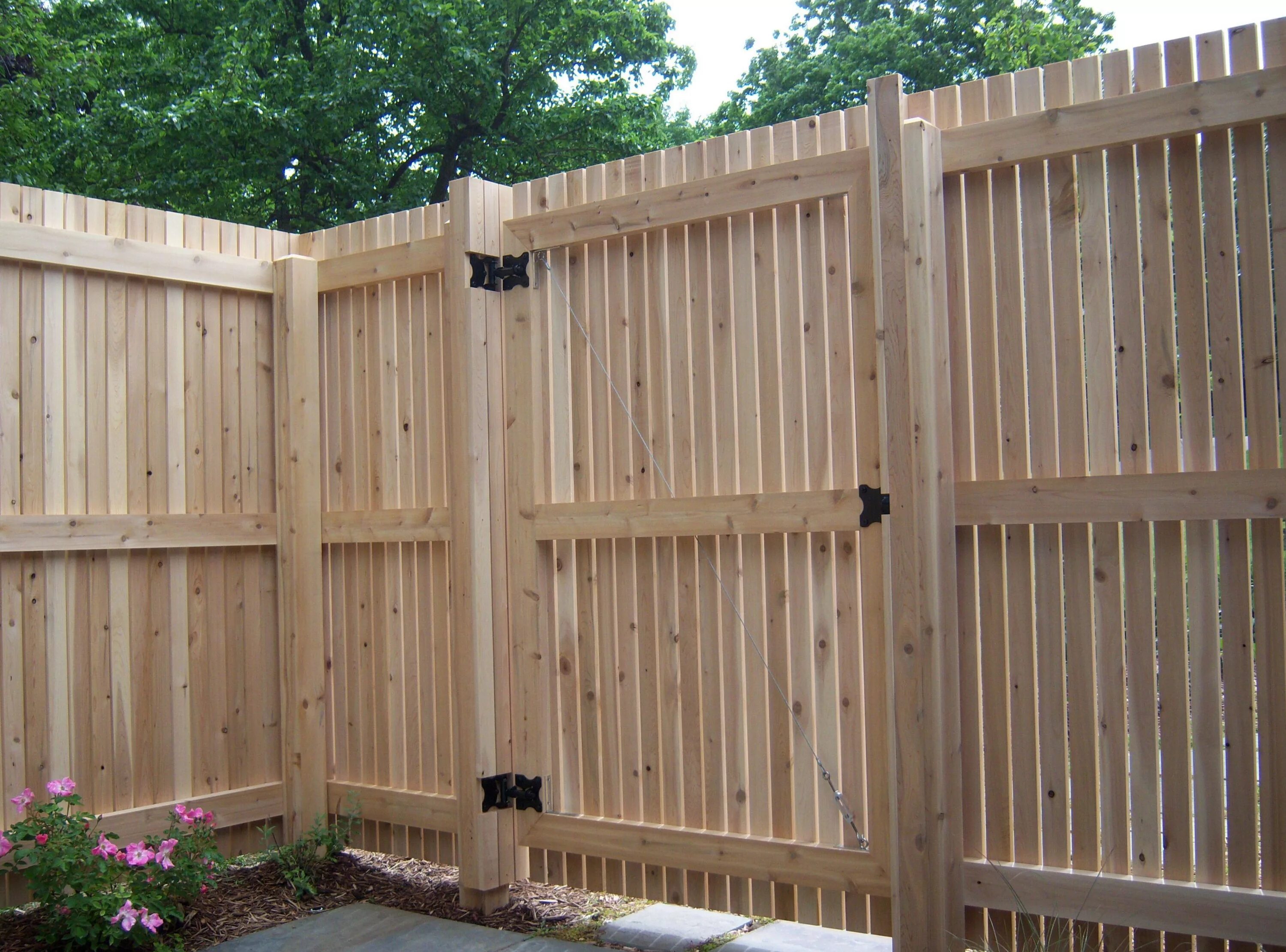 Деревянные столбы для забора. Прожилина деревянная. Деревянный забор. Монтаж деревянного забора. Установка деревянного забора.