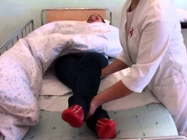 Пролежни у лежачего пациента. Смена постельного белья лежачих больных. Пролежни у лежачих больных. Пролежни у лежачего больного. Пролежни у лежачего больного.