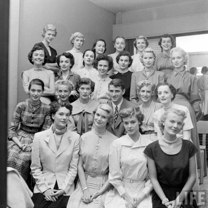 Мода 40е 20го века. Мода 1940-х годов женщины. Мода в 1940 г в англии. В конце 40 х годов. В конце 40 х годов.