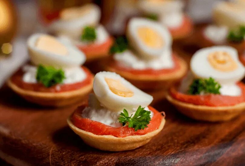 тарталетки с лососем и авокадо. тарталетки с плавленным сыром и красной рыбой. тарталетки с красной р. тарталетки с семгой и творожным сыром и огурцом и яйцом. тарталетки с лососем и авокадо.