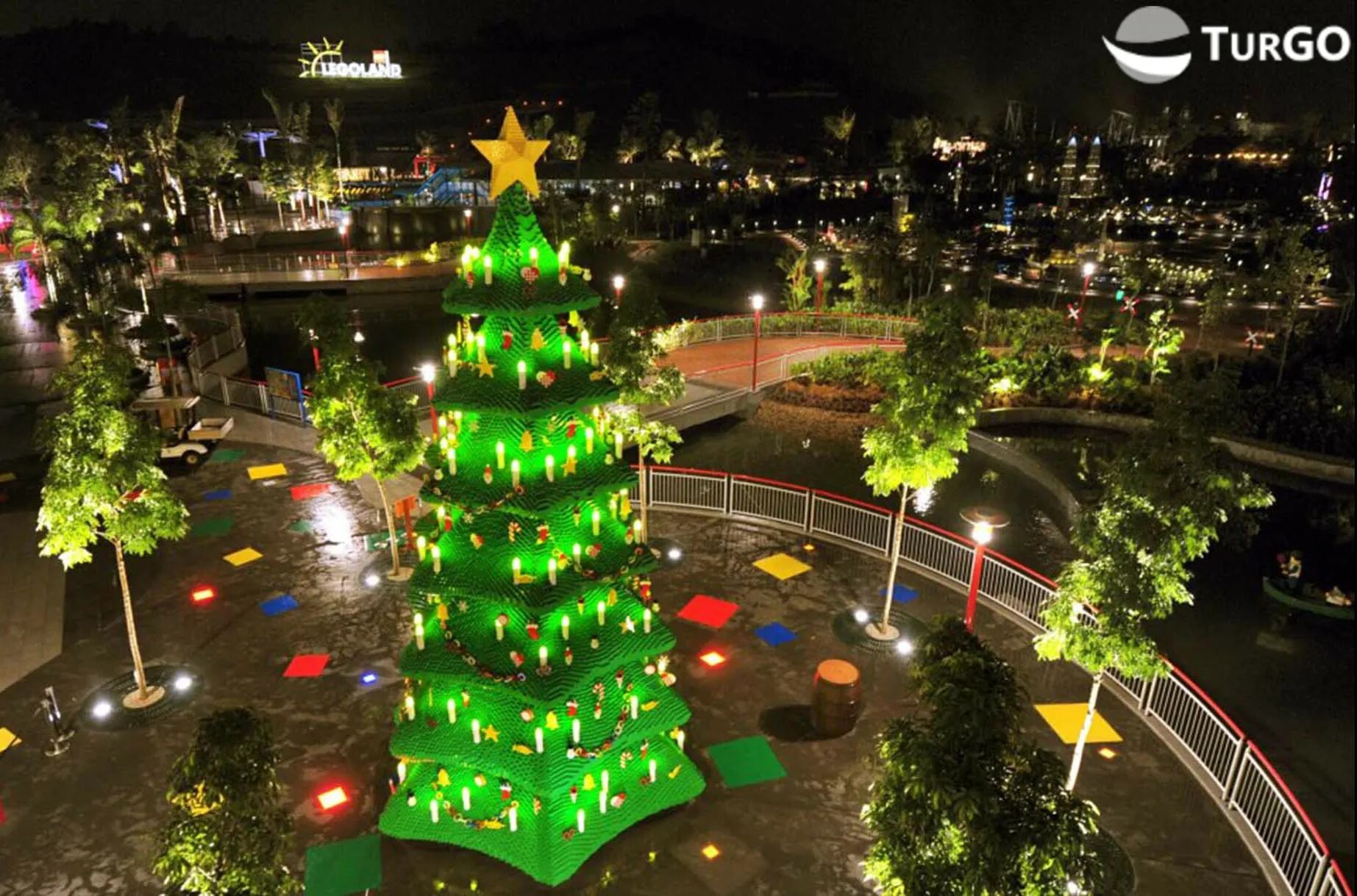 елка в турине 2022 италия. елка пьяцца кастелло. самая красивая елка. самая лучшая елка в мире.