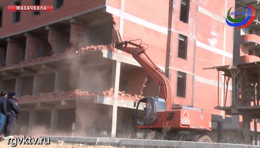 Незаконные постройки в махачкале. Махачкала снос. Большая каменка дк. Демонтаж 2-х этажного здания. Снесли дом в махачкале.