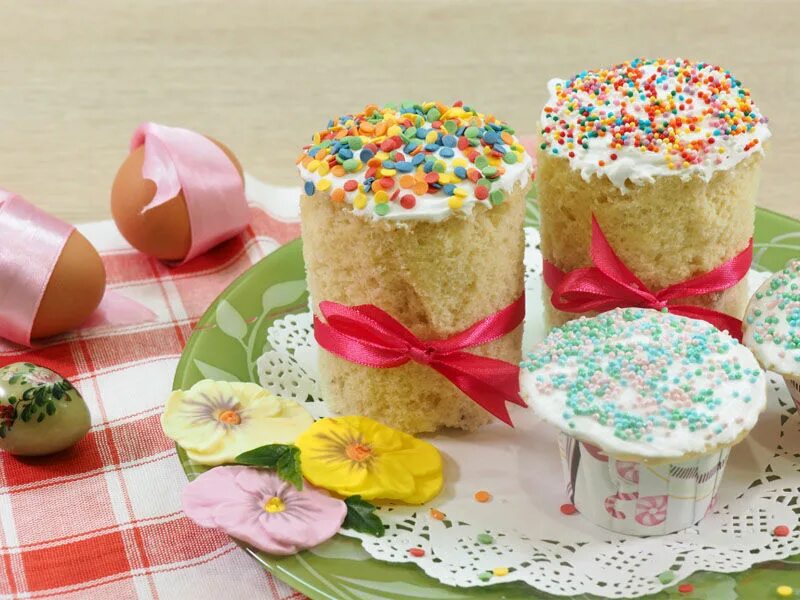 Почему кулич опустился в духовке. Кулич с цукатами и изюмом. Кулич в чашке в микроволновке. Кулич с конвекцией или без. Как испечь кулич в микроволновке.