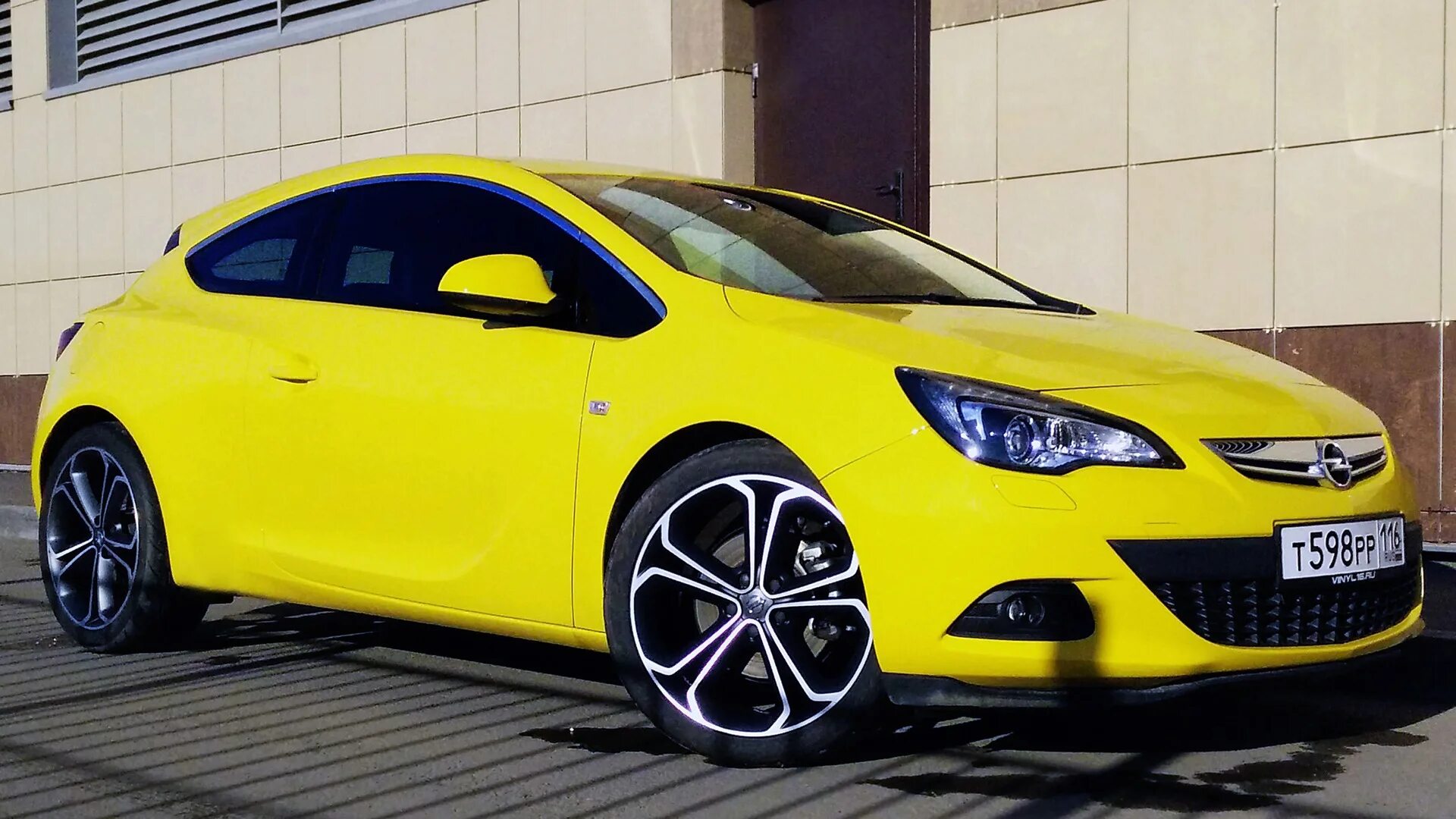 Opel Astra GTC желтая. Astra j GTC желтая r20. Opel Astra OPC желтый. Купить опель в ростовской области
