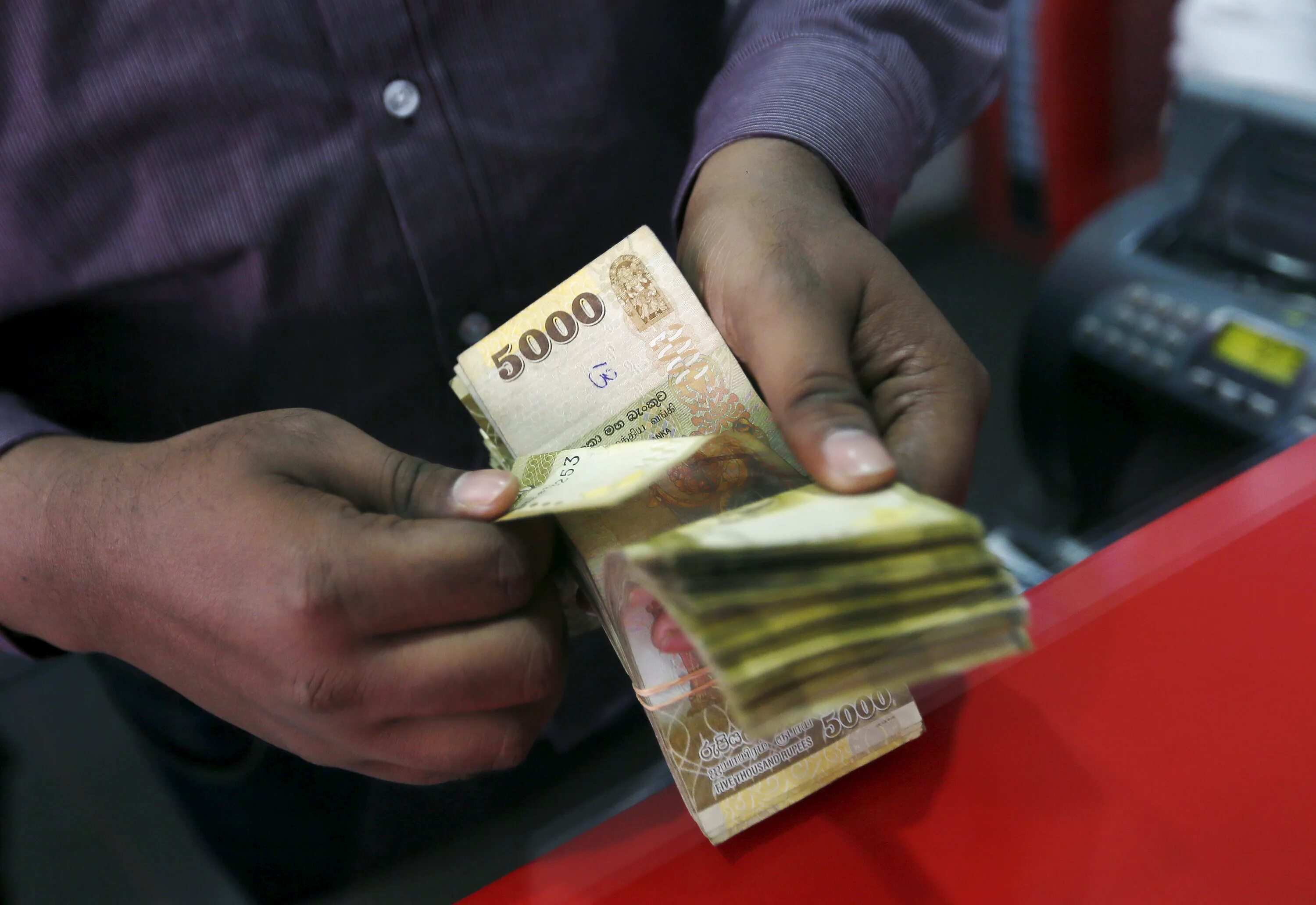 Деньги на шри ланке 2025. Sri lankan rupee. деньги шри ланки. 5000 sri lanka rupees.