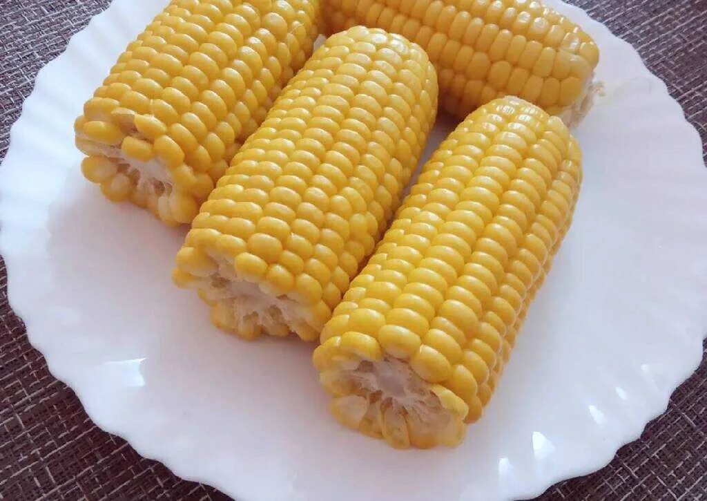 1 початок. Вареная кукуруза. Кукуруза отварная. Кукурузный початок. Кукуруза в тарелке.