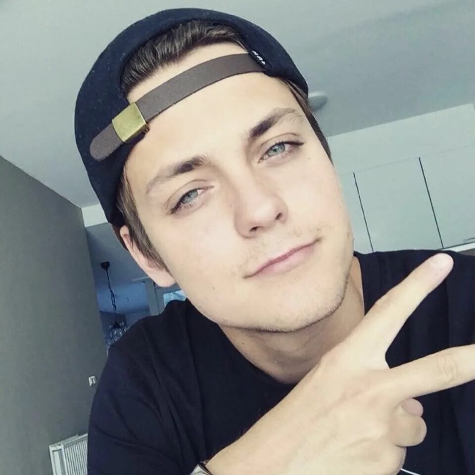 Max forest. Mw пуховики. Forest music. Max forest. Лес музыка обложка.