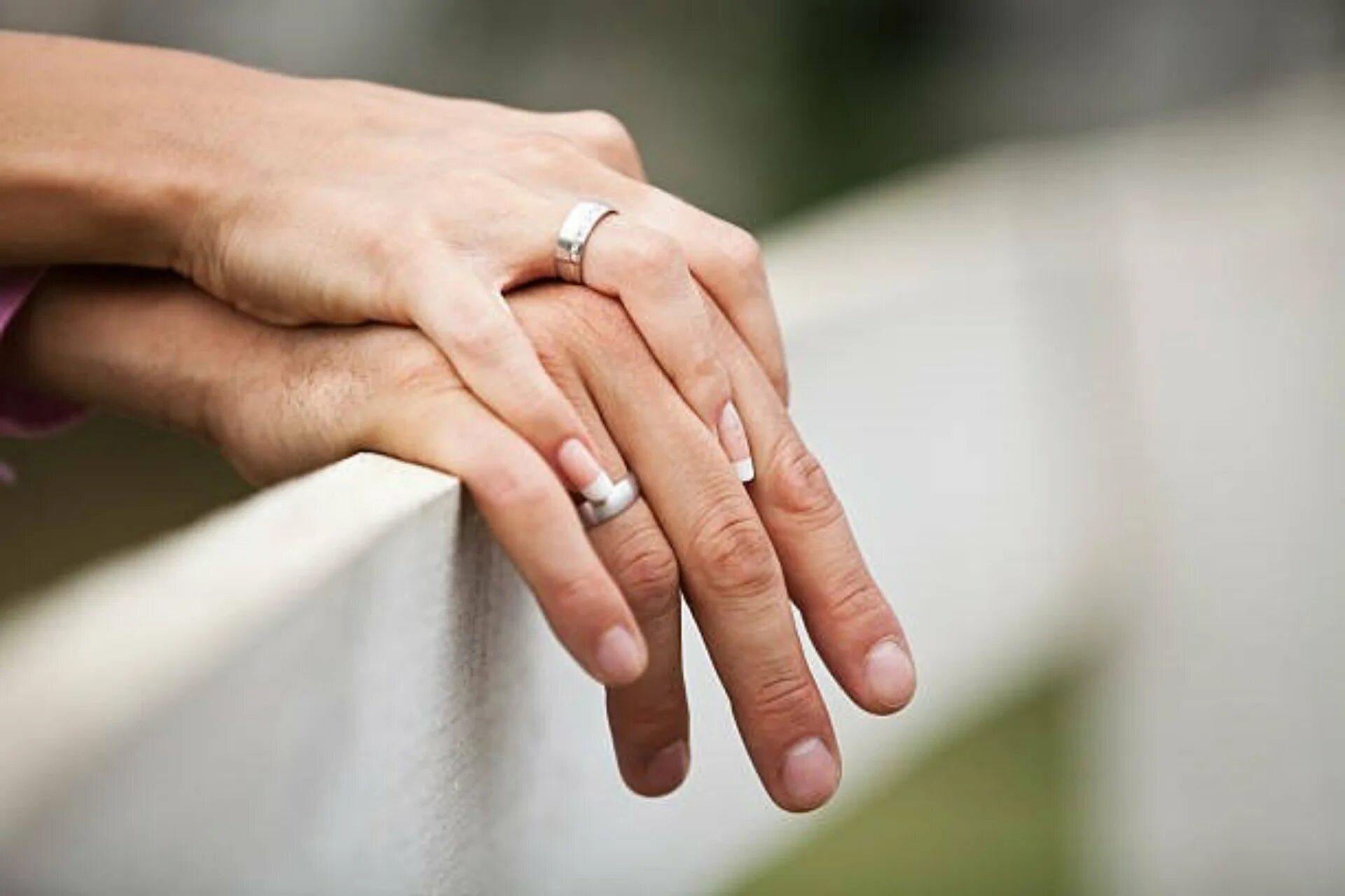 Кольцо брак на какой руке. Обручальные кольца на руках. Обручальное кольцо на пальце. Мужские обручальные кольца на руке. Кольцо обручальное женское на руке.