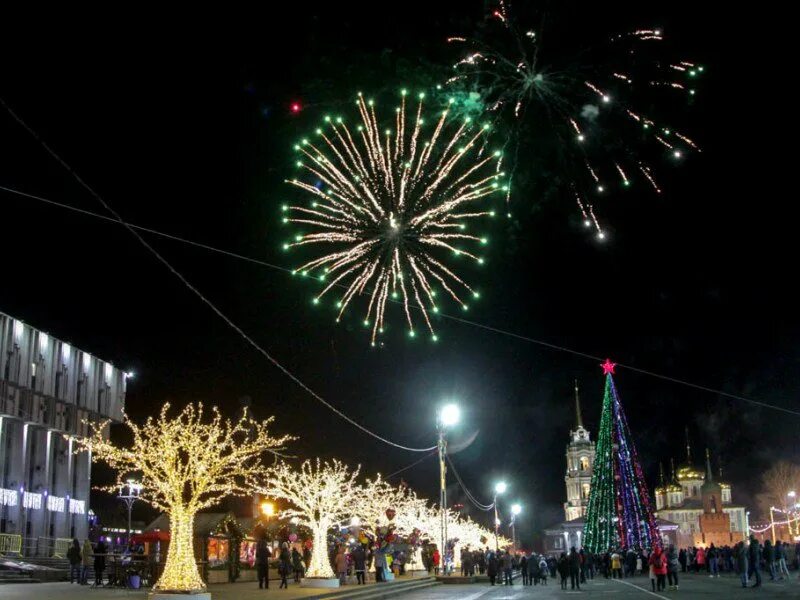 Тульский кремль на новогодние праздники. Салют набережная тула. Гкз тула елка. Елка в туле 2020. Тула новогодние праздники.