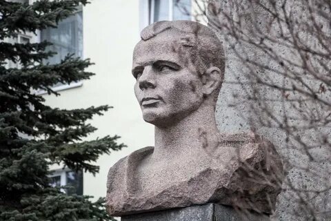 Памятник юрию гагарину оренбург