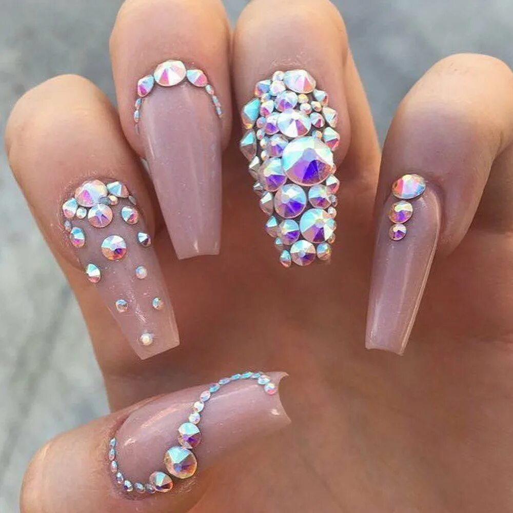 Ногти со стразами. Маникюр с камушками. Маникюр стразы. Маникюр с камушками. Маникюр с камнями и стразами.