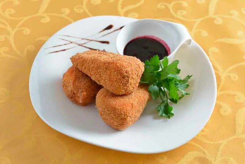 Куриные котлеты с овощами в духовке. Котлеты в соусе овощном. Котлеты с сулугуни. Куриные котлеты. Котлета сулугуни.