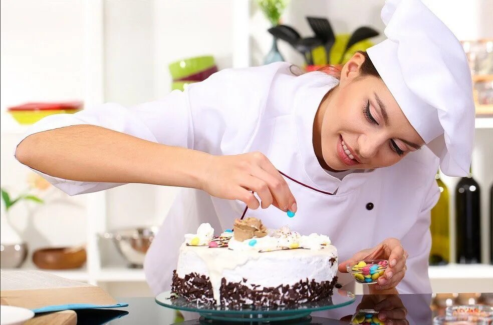 Готовим вместе торт. Женщина готовит торт. Ольга казанцева кондитер. Торт процесс. Печем вместе с детьми.