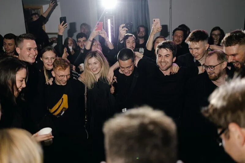 Девушка в платье. Человек года певица тейлор свифт. Taylor swift eras tour. Певица человек года 2023 по версии. Певица человек года 2023 по версии.