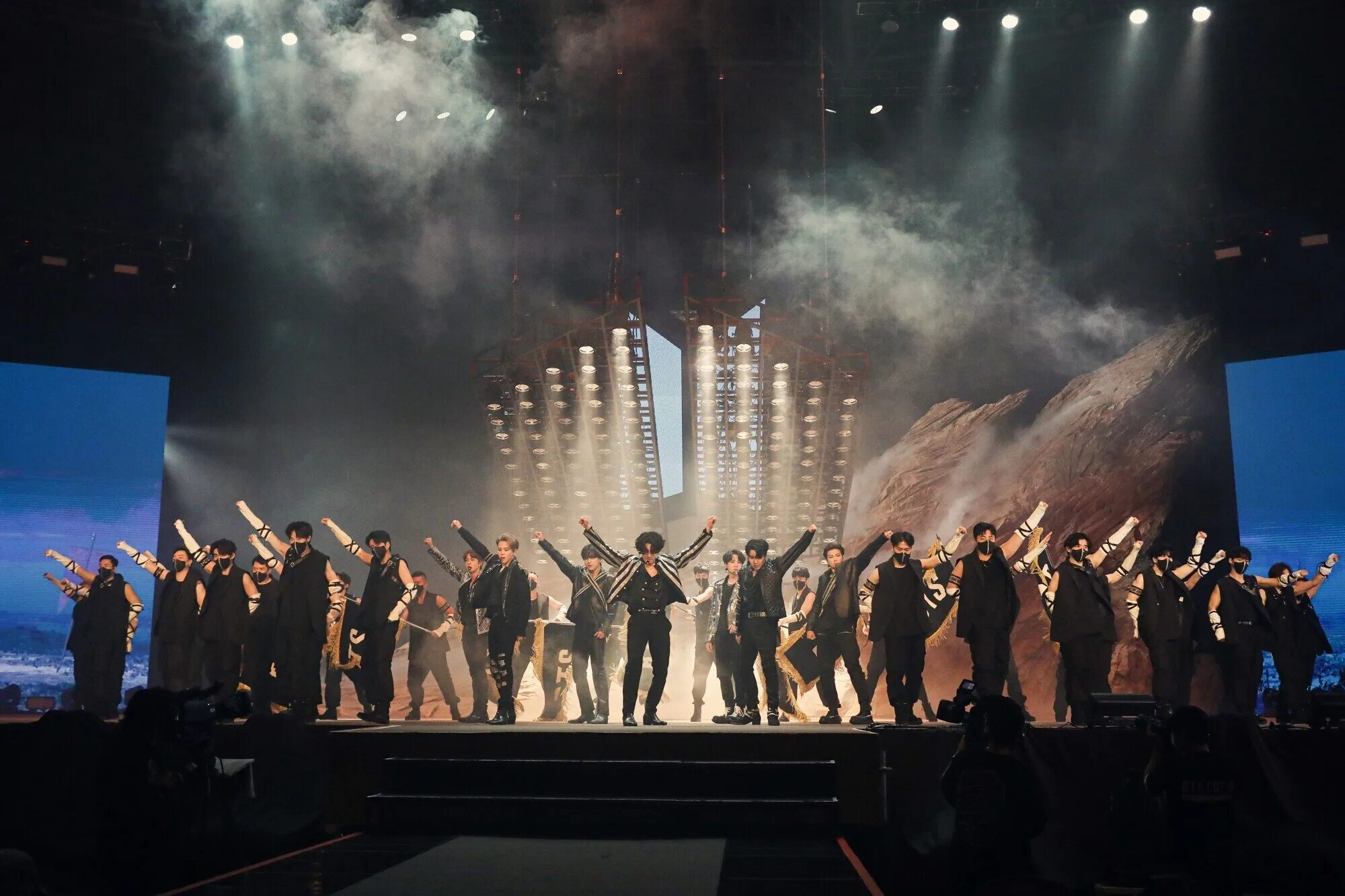 Симфонический оркестр бтс. Концерт bts map of the soul one. bts concert 2025 map of the soul one. бтс концерт 2025. бтс на сцене 2025.