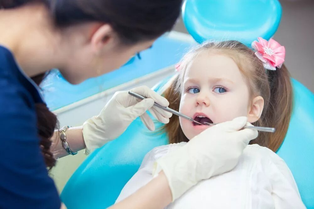 Девочка у стоматолога. Детская стоматология. Ребенок у стоматолога.