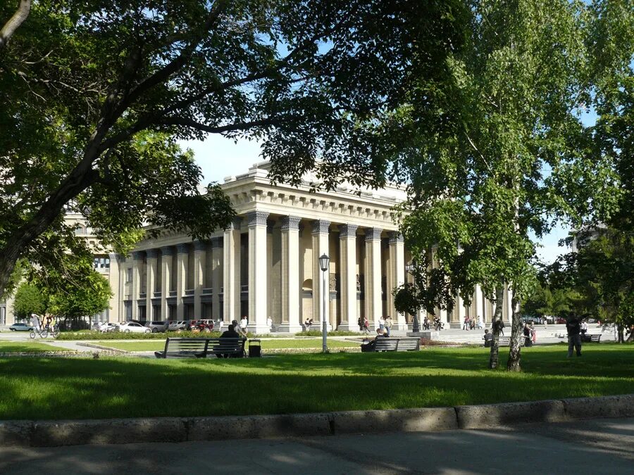 Парк за театром оперы и балета новосибирск. Южно театральный сквер омск. Театральный сквер новосибирск 2021. Фонтан на театральной площади калуга. Сквер у оперного театра новосибирск.