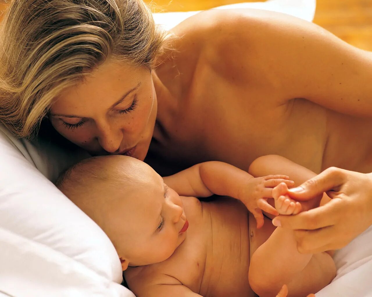 Видеоролик про маму. Забота о маме. Обнимает ребенка. Видео про хорошую маму. Хорошая мама.