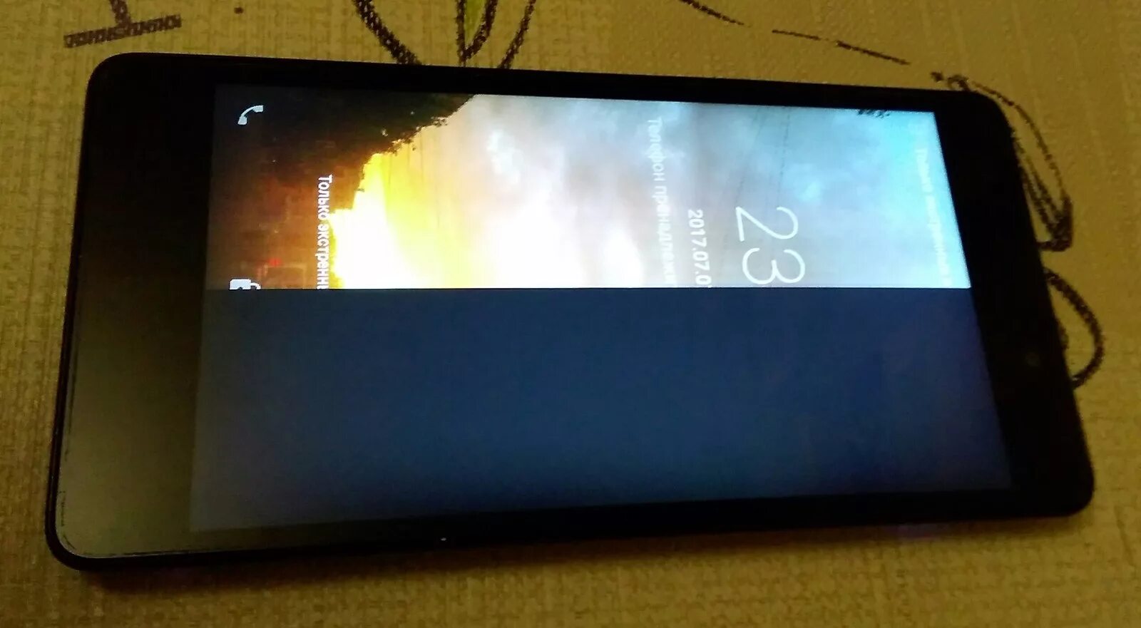 Половина экрана черная на телефоне. Экран телефона наполовину черный. Полосы на экране смартфона. Половину экрана телефона не показывает. Часть экрана черная