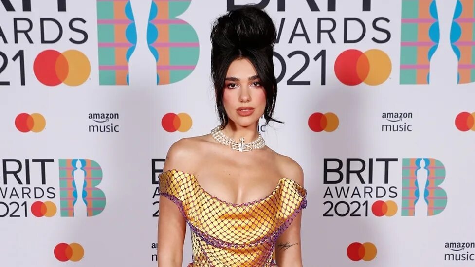 тейлор свифт brit awards. дуа липа brit awards. Lewis capaldi 2022. церемония brit awards 2022г фотографии. Brit awards 2022.