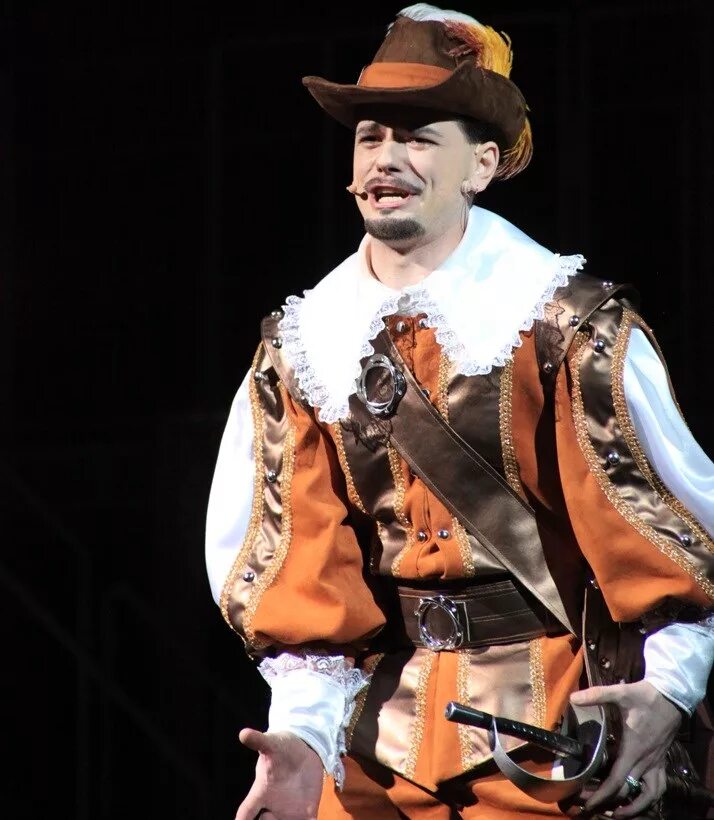 Три мушкетера волгоградский музыкальный театр. Три мушкетера музыкальный театр. Три мушкетера в крыму. Ивановский музыкальный театр три мушкетера. Мюзикл три мушкетера ханпира.