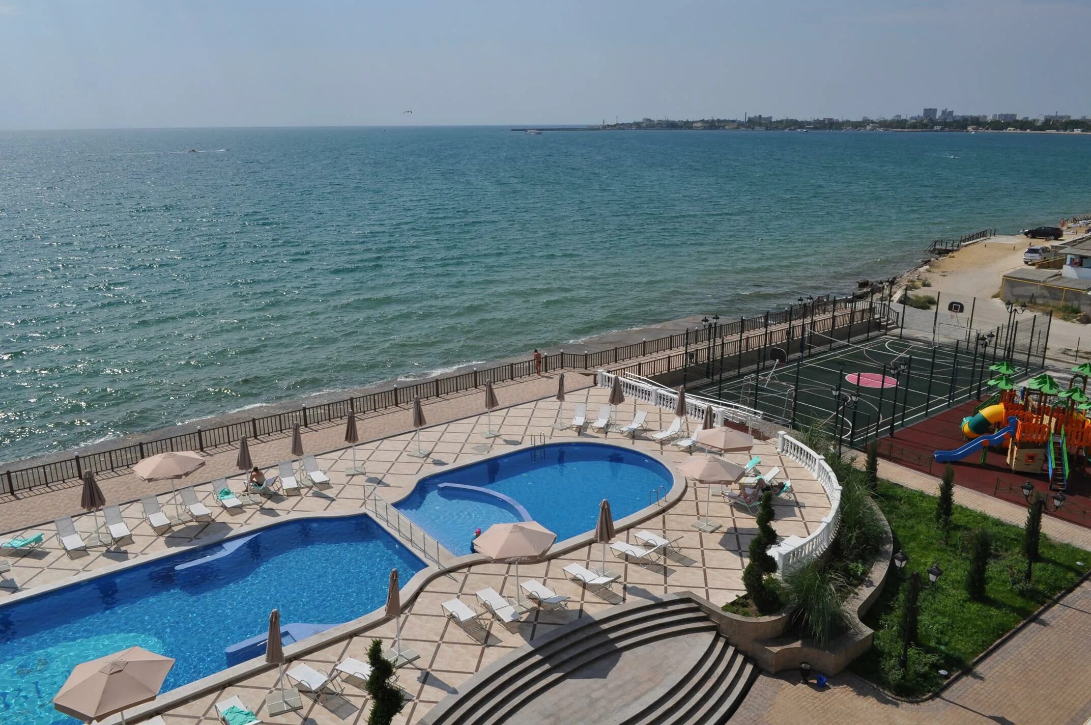 Пляж отеля донна роза в евпатории. Отель озеро сновидений. Евпатория отели все включено. Косицкого, 5, евпатория. Империя евпатория токарева 4б.