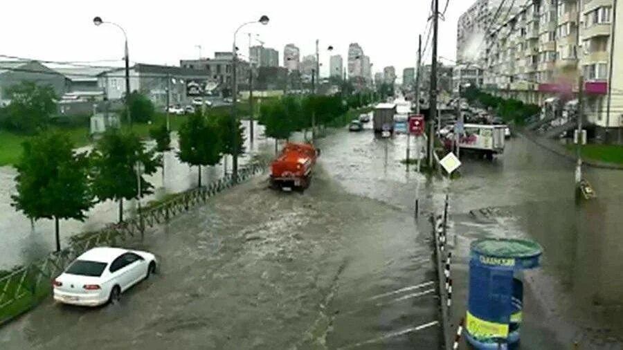 Потоп на ул. Потоп на улице. Затопление улицы рыкачева в ярославле после ливня. Потоп на ул. Краснодар затопленные улицы.