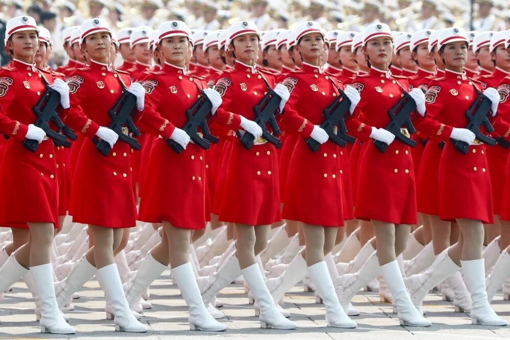 Как называют китайцы немцы французы. Парад КНДР женщины. Парад НОАК В Пекине. Парад Северной Кореи женщины маршируют. Женщины на параде.