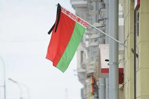 Почему приспускают флаги