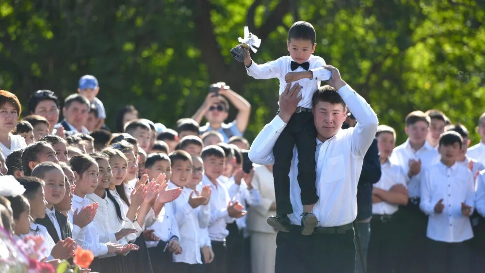 Перенос учебного года. Школа Кыргызстан. 1 Сентябрь Кыргызстан. Школа 1 сентября в Бишкеке. 1-Сентябрь билим куну.