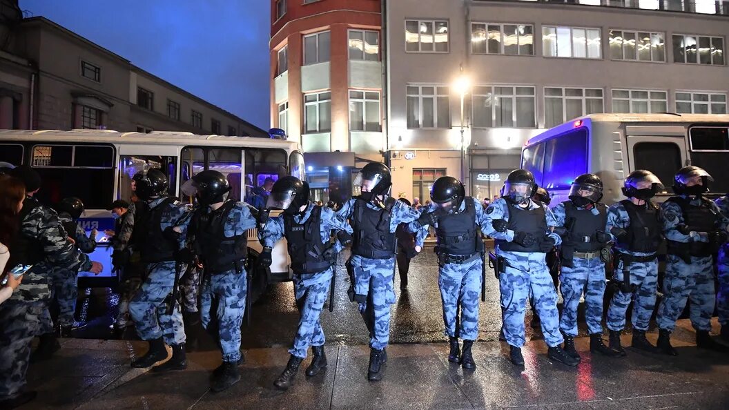 Омон возле крокус сити. ОМОН Москва. Росгвардия на митинге. ОМОН В Москве 2021. ОМОН на Пушкинской.