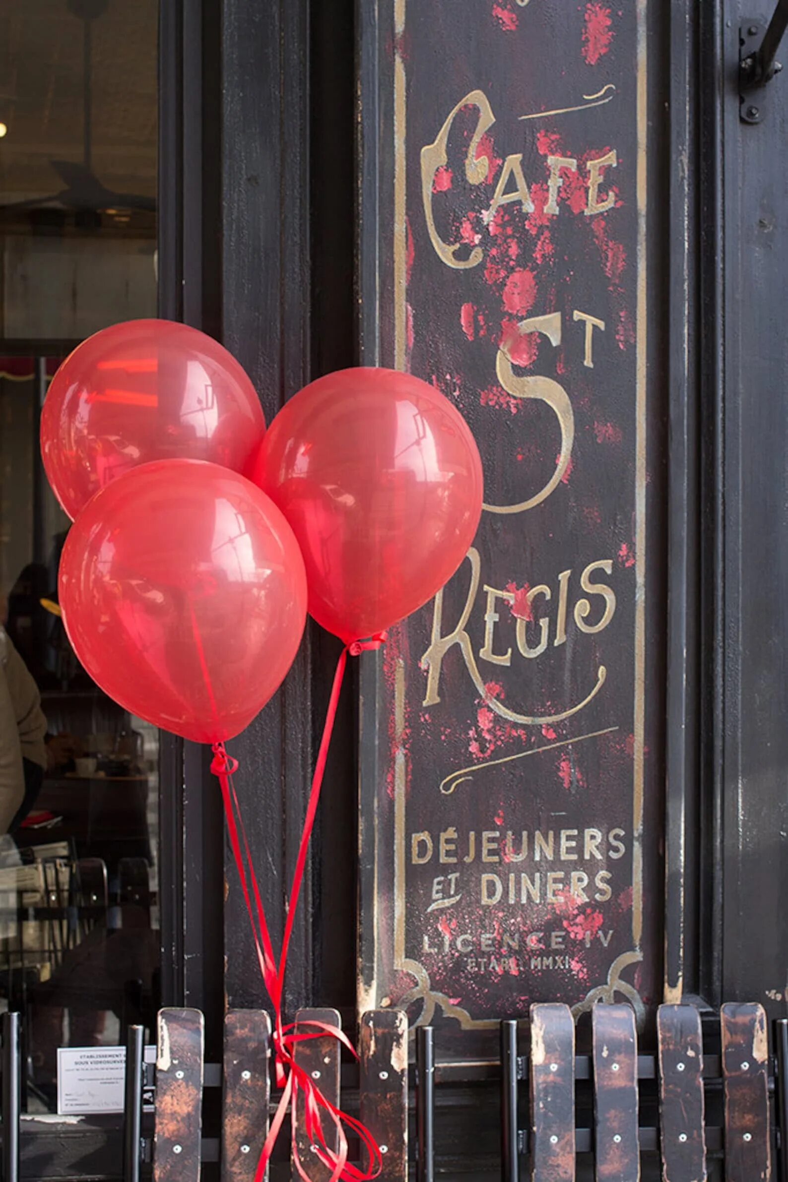 Шарами парижа. Воздушные шары Париж. Париж и шарики. Париж кафе воздушные шары. Воздушный шар в Париже.