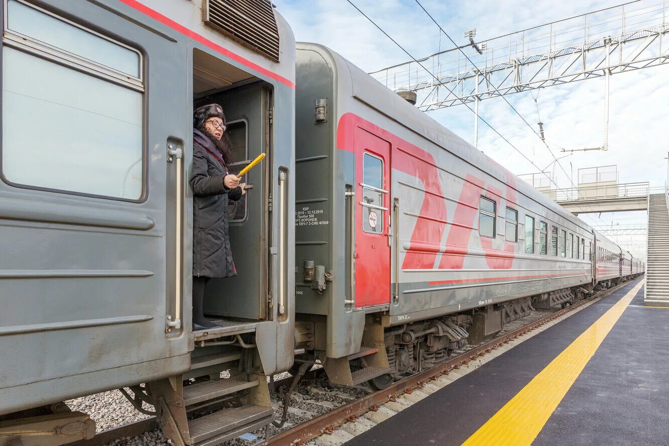 Проводница фпк. 2т купе фпк. Фпк д. Форма проводниц сапсан. Форма проводницы.