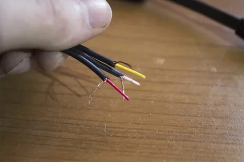 Кабель желтый белый красный