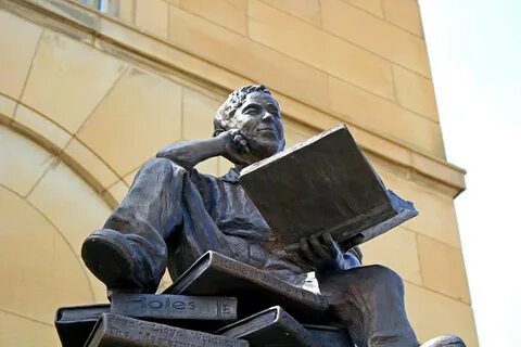 Статуя книги