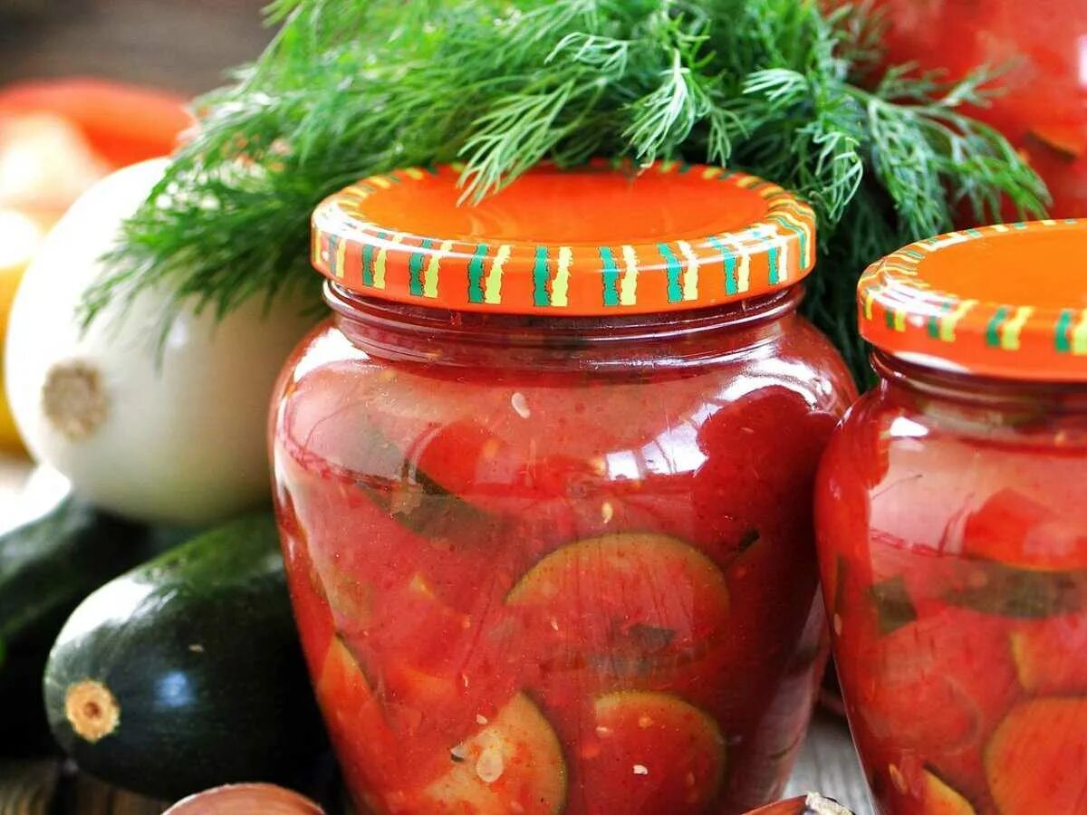 Простой рецепт вкусных помидоров на зиму. Салатные помидоры на зиму. салаты из помилорна зиму. салат из помидор на зи у. закрутки из помидоров на зиму.